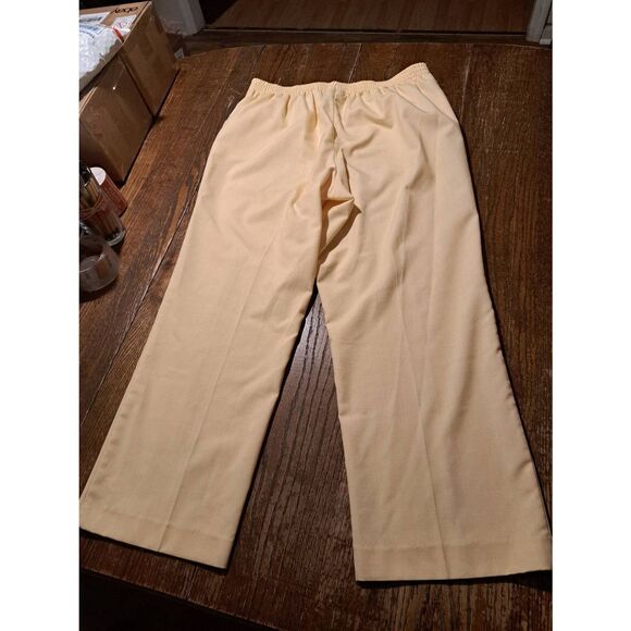 Alfred Dunner Women’s Size 16 Yellow Pleated Pants Elastic Waist Pockets - Picture 3 of 4